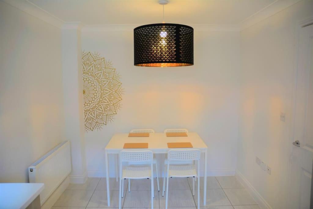וויטני Modern Town House In Cotswolds - 3 Double Bedrooms מראה חיצוני תמונה