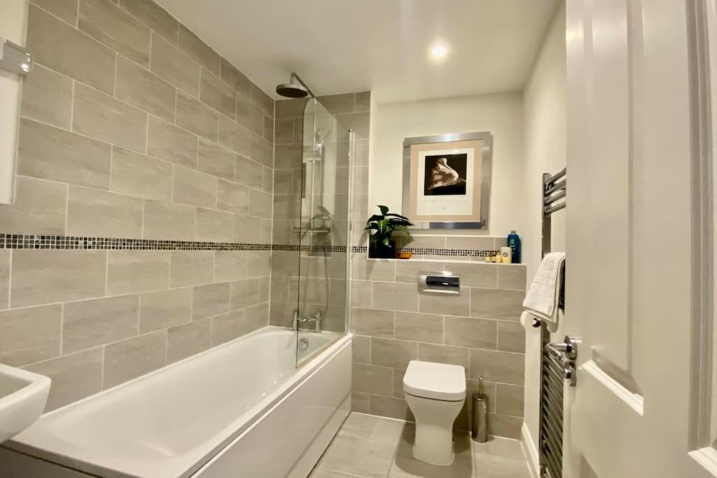 וויטני Modern Town House In Cotswolds - 3 Double Bedrooms מראה חיצוני תמונה