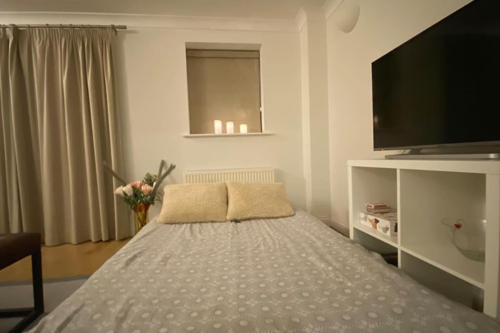 וויטני Modern Town House In Cotswolds - 3 Double Bedrooms מראה חיצוני תמונה