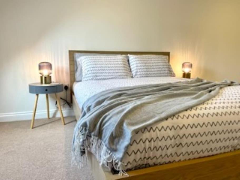 וויטני Modern Town House In Cotswolds - 3 Double Bedrooms מראה חיצוני תמונה